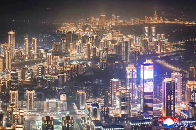 평양 화성지구 4단계 1만세대 살림집 준공식이 16일 진행되었다고 조선중앙통신이 17일 보도했다 사진연합뉴스