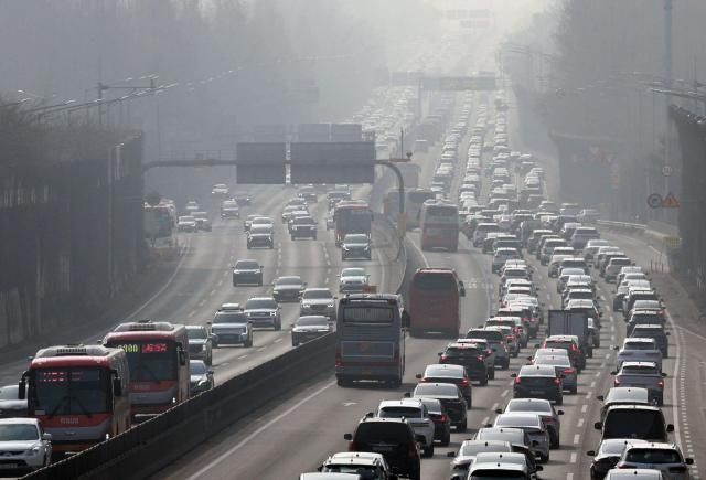 설 연휴 둘째 날인 15일 경부고속도로 서울 잠원 IC 인근이 서울을 빠져나가는 하행선 차량오른편으로 붐비고 있다 사진연합뉴스