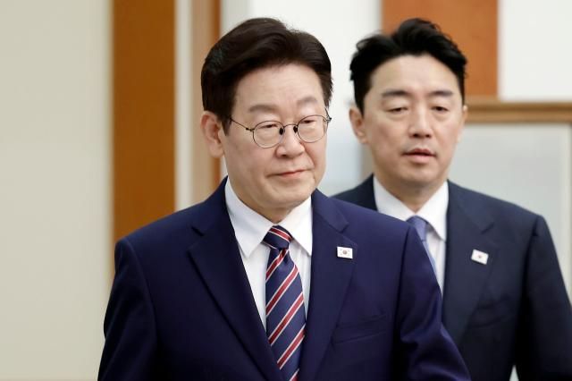 이재명 대통령과 강훈식 비서실장이 12일 청와대에서 열린 수석보좌관회의에 입장하고 있다