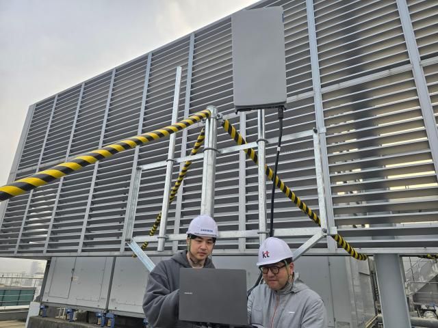 삼성전자 차세대통신연구센터와 KT 연구진이 서울 우면동 소재 삼성전자 서울RD캠퍼스에서 초고집적 다중 안테나 기술을 검증하고 있다 사진삼성전자