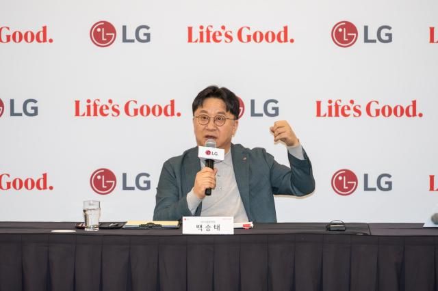 백승태 LG전자 HS사업본부장부사장이 지난 17일현지시간 미국 플로리다주 올랜도에서 열린 북미 최대 주방·욕실 전시회 KBIS 2026에서 취재진과 간담회를 열고 발언하고 있다 사진LG전자