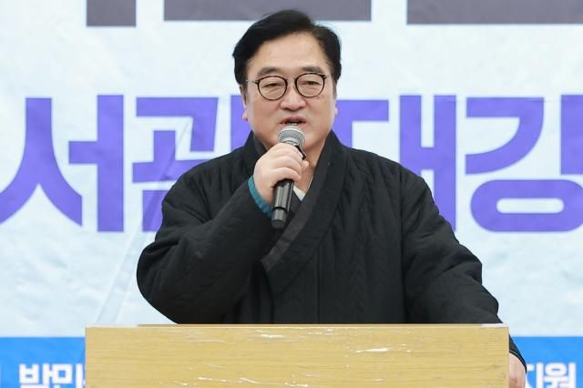 우원식 국회의장이 지난 12일 국회도서관에서 더불어민주당 국가균형성장특별위원회가 연 한반도 KTX 철도망 구축과 국가균형발전 정책 토론회에 참석해 축사하고 있다 사진연합뉴스