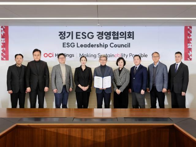 지난달 30일 ESG 경영협의회에 참석한 OCI 김유신 부회장왼쪽에서 다섯째 OCI홀딩스 이수미 부사장왼쪽에서 여섯째 등 주요 경영진이 기념촬영을 하고 있다jpg