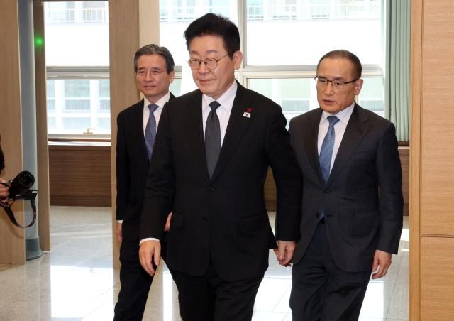 이재명 대통령이 29일 청와대에서 김용범 정책실장 위성락 국가안보실장과 함께 수석보좌관회의에 입장하고 있다사진연합뉴스