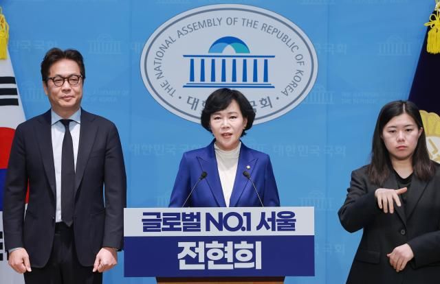 더불어민주당 전현희 의원이 2일 국회 소통관에서 서울시장 출마를 선언하고 있다사진연합뉴스