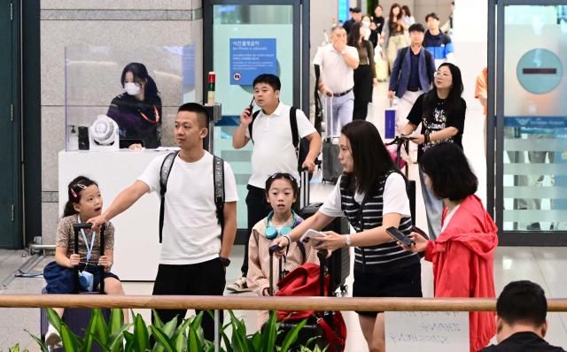 무비자 입국 중국 단체관광객 입국 첫날 영종도연합뉴스 임화영 기자 중국인 단체관광객 무비자 입국 첫날인 29일 인천국제공항을 통해 중국인 관광객들이 입국하고 있다 국내·외 전담여행사가 모객한 3인 이상 중국인 단체관광객은 내년 6월 30일까지 15일 범위에서 비자 없이 국내 관광이 가능하다 원칙적으로 같은 항공·선박으로 입국하고 출국해야 한다 2025929 공동취재 hwayoung7ynacokr2025-09-29 134645Media Only 저작권자 ⓒ ㈜연합뉴스 무단 전재 재배포 금지 AI 학습 및 활용 금지저작권자 ⓒ ㈜연합뉴스 무단 전재 재배포 금지 AI 학습 및 활용 금지
