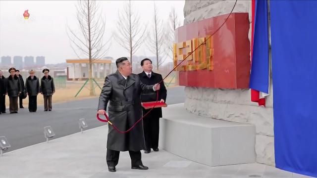 김정은 북한 국무위원장이 지난 1일 평안북도 압록강 위화도지구에 건설된 신의주온실종합농장 기념비를 제막했다고 조선중앙TV가 2일 보도했다 사진연합뉴스