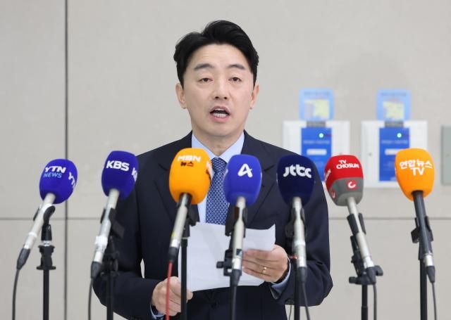 전략경제협력 대통령 특사 자격으로 폴란드로 출국해 한화에어로스페이스의 다연장 유도무기인 천무 유도미사일의 3차 수출 계약 체결을 지원한 강훈식 대통령비서실장이 30일 인천국제공항 제2여객터미널을 통해 귀국 발언하고 있다사진연합뉴스