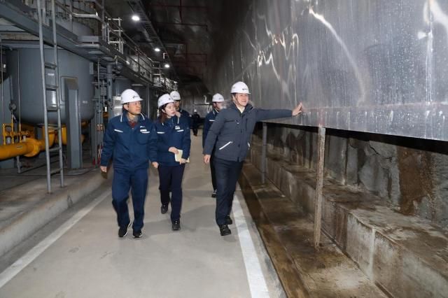 최문규 한국석유공사 사장직무대행오른쪽 첫째이 2일 구리 비축기지에서 겨울철 재난안전관리 확인점검을 위한 현장점검을 하고 있다 사진한국석유공사