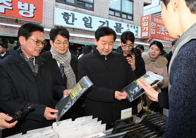구윤철 부총리 겸 재정경제부 장관가운데이 2일 설 명절 성수품 수급동향 및 설 민생안정대책의 이행상황을 점검하고자 충남 천안 중앙시장을 방문 주요 점포에서 물품을 구입하며 민생 현장 물가를 점검하고 있다 사진재정경제부