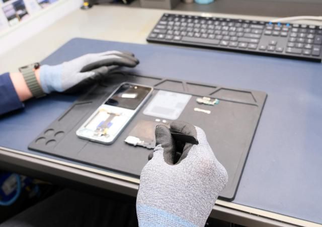 삼성전자서비스 엔지니어가 스마트폰 디스플레이 단품 수리를 진행하는 모습 사진삼성전자서비스 