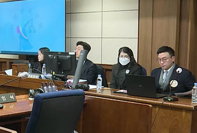 작년 11월 19일 서울중앙지법 형사합의27부우인성 부장판사의 김건희 여사 자본시장법 위반 등 혐의 재판에 출석한 김 여사와 그의 변호인단 사진연합뉴스 