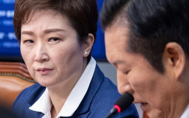 더불어민주당 이언주 최고위원이 2일 국회에서 열린 최고위원회의에서 정청래 대표의 조국혁신당과의 합당 제의의 의미와 향후 진행 과정에 대한 발언을 강한 눈빛으로 지켜보고 있다 사진연합뉴스