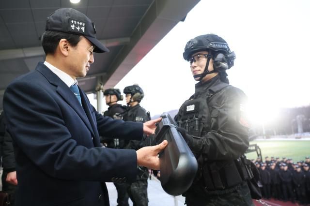 안규백 국방부 장관이 2일 오후 육군 수도방위사령부 대테러부대를 방문해 대비태세를 점검하고 있다 사진국방부 