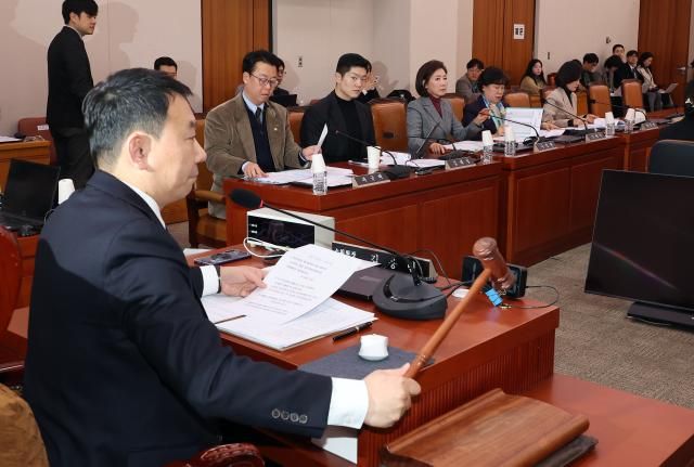 국회 법제사법위원회 김용민 법안심사제1소위위원장이 20일 국회에서 사면법 개정안 심사를 위한 소위 개의를 알리고 있다 사진연합뉴스