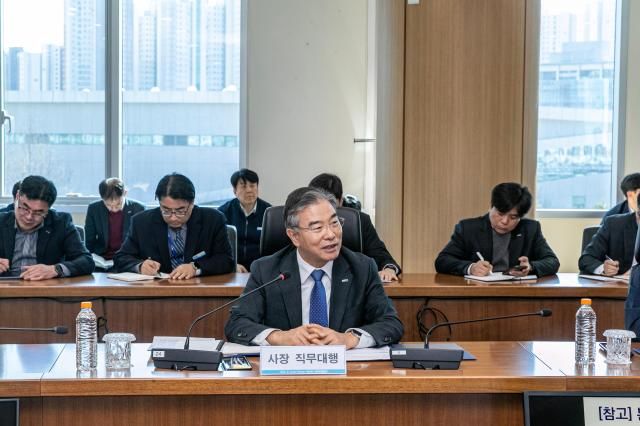 조영혁 한국남동발전 사장직무대행이 전사 비상경영회의에서 모두발언을 하고 있다 사진한국남동발전