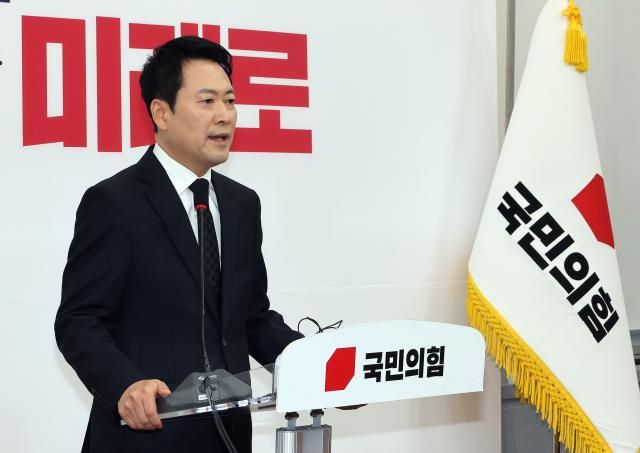 국민의힘 장동혁 대표가 20일 국회에서 윤석열 전 대통령에 대한 1심 무기징역 선고 관련 입장을 밝히고 있다 사진연합뉴스