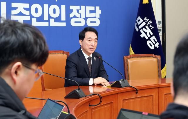 기자 간담회 하는 박수현 수석대변인 사진연합뉴스