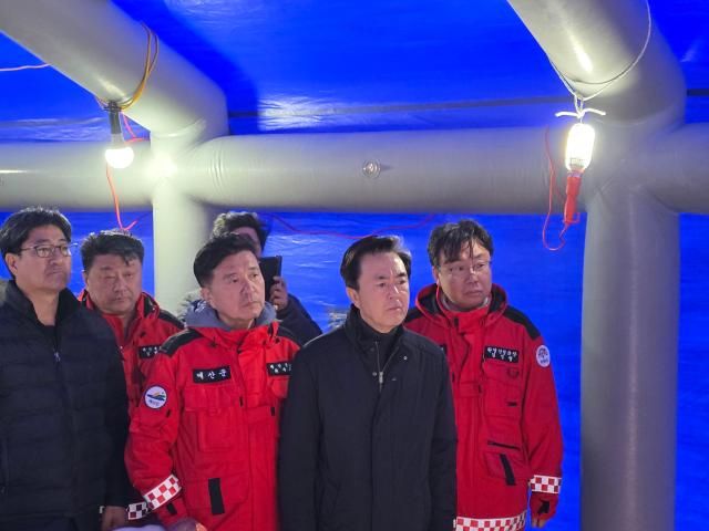 22일 충남 예산군 대술면 산불 발생 현장 인근에 설치된 산불현장통합지휘본부에서 김태흠 지사가 진화 상황을 듣고 있다사진충남도