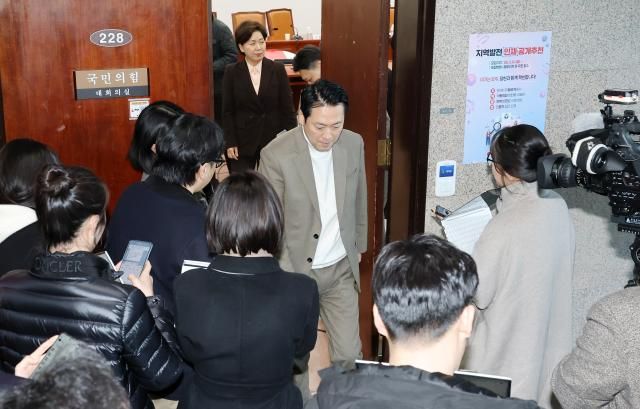 장동혁 국민의힘 대표를 비롯한 최고위원들이 22일 국회에서 열린 비공개 최고위원회의를 마친 뒤 이석하고 있다사진연합뉴스