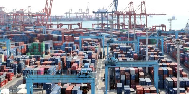 부산항 신감만부두 감만부두에 컨테이너가 쌓여 있는 모습 사진연합뉴스