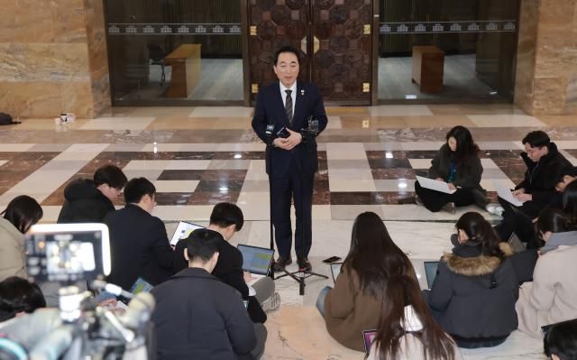 박수현 더불어민주당 수석대변인이 지난 10일 국회에서 의원총회를 마친 뒤 브리핑하고 있다 사진연합뉴스