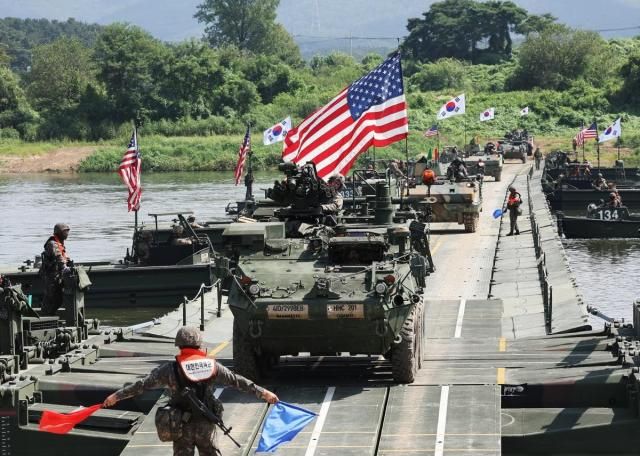 지난해 한미연합 제병협동 도하훈련에서 주한미군 스트라이커 장갑차와 한국군 K200 장갑차가 부교 도하를 하고 있다 사진연합뉴스