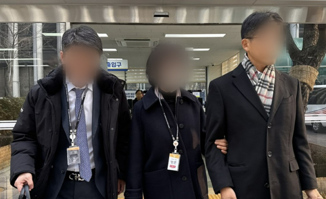 한학자 총재의 전 비서실장인 정원주씨가운데가 작년 12월 28일 서울 서대문구 경찰청에 재소환되고 있다 사진연합뉴스