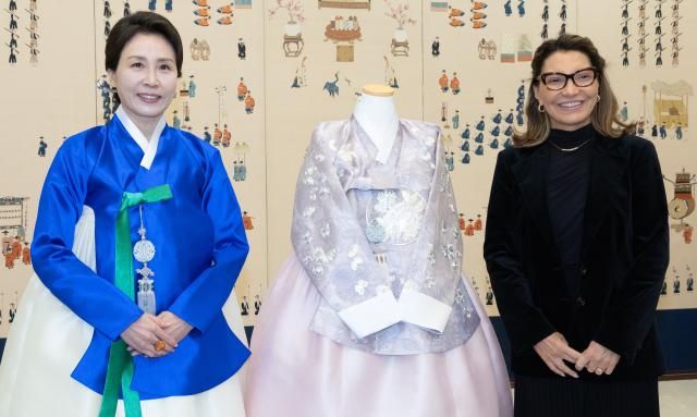 김혜경 여사가 23일 청와대에서 루이스 이나시우 룰라 다시우바 브라질 대통령과 함께 국빈 방한한 호잔젤라 다시우바 여사에게 맞춤전통한복을 선물한 뒤 기념촬영하고 있다사진연합뉴스
