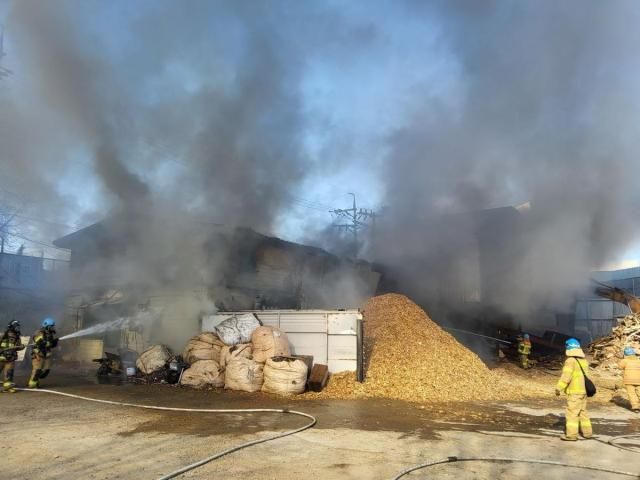 화성시 안녕동의 폐목재 가공공장서 화재가 발생했다 사진경기도소방재난본부