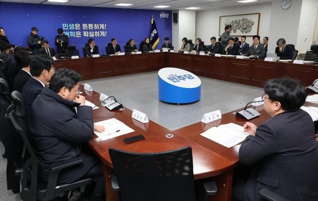 더불어민주당 한정애 정책위의장과 김영훈 고용노동부 장관이 23일 국회 의원회관에서 열린 당정 협의를 열고 고용노동정책에 관해 협의하고 있다사진연합뉴스