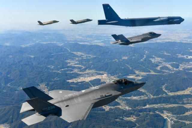 미국 공군 B-52H 전략폭격기와 한국 공군의 F-35A 전투기들이 2023년 10월 17일 한반도 상공에서 한미 연합공중훈련을 실시하고 있다 사진공군 