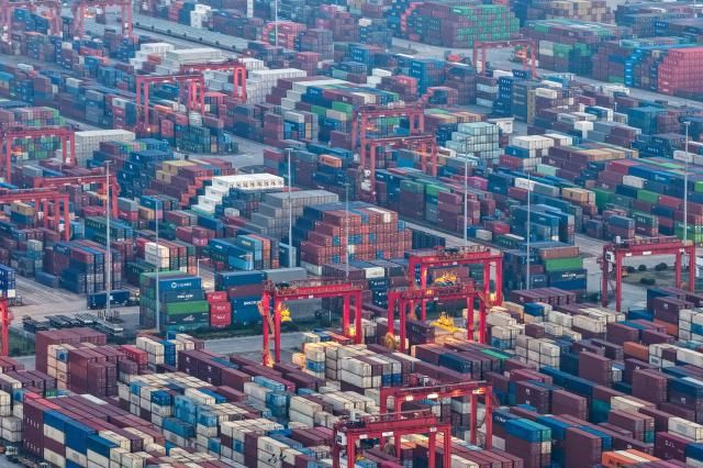 난 18일 중국 장쑤성 타이창의 한 항구에 쌓인 컨테이너들 사진AFP연합뉴스
