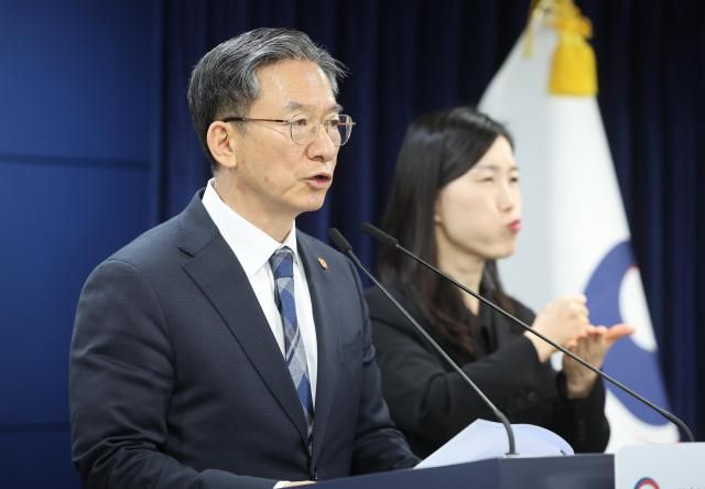 정성호 법무부 장관이 23일 정부서울청사에서 엘리엇을 상대로 한 ISDS 사건 중재판정 영국 법원 취소 소송 승소와 관련해 브리핑하고 있다 사진연합뉴스