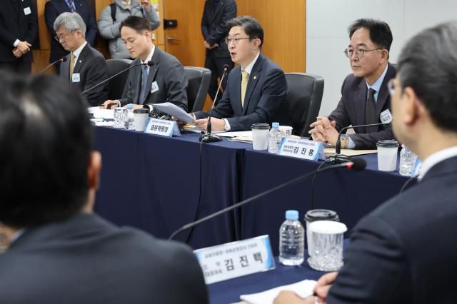 이억원 금융위원장왼쪽 셋째이 23일 서울 마포구 저축은행중앙회에서 열린 ‘저축은행 건전 발전을 위한 최고경영자CEO 정책간담회’에서 발언하고 있다 사진연합뉴스