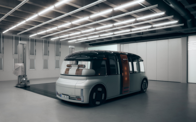 세계 최초로 공개된 피플 무버 코베스트로가 제공한 여러 소재 중 하나인 대형 폴리카보네이트 전면 유리가 선명하게 보인다 사진코베스트로