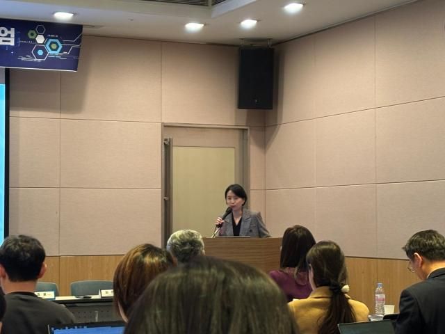 24일 오전 10시 디지털금융법포럼 주최·한국인터넷기업협회 주관으로 서울 여의도 FKI타워에서 열린 ‘디지털자산 거래소 지분 규제에 대한 정책 심포지엄’에서 김효봉 법무법인 태평양 변호사가 발표하고 있다 사진정윤영 기자 