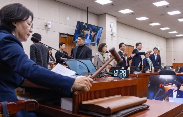 추미애 국회 법제사법위원장이 24일 국회에서 열린 법사위 전체 회의에서 전남광주 통합법을 여당 주도로 처리한 뒤 의사봉을 두드려 선포하고 있다 사진연합뉴스