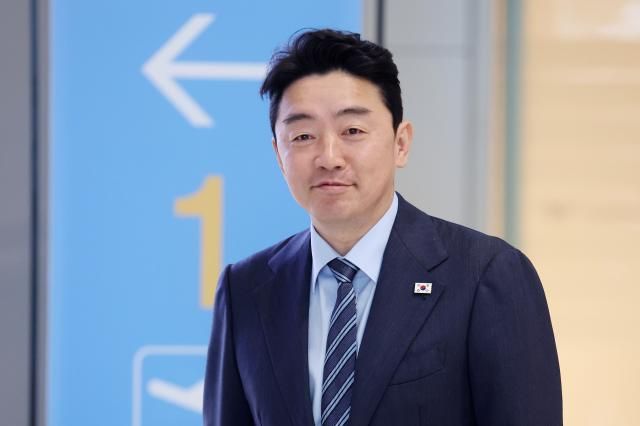 강훈식 대통령 비서실장이 전략경제협력 대통령 특사 자격으로 아랍에미리트UAE 방문을 위해 24일 인천국제공항을 통해 출국하고 있다 사진연합뉴스