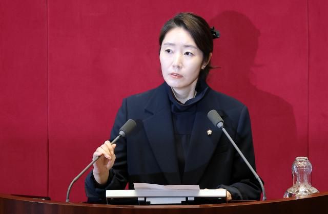 이른바 공천헌금 1억원 수수 혐의로 구속영장이 청구된 강선우 무소속 의원이 24일 국회에서 열린 2월 임시국회 8차 본회의에서 자신의 체포동의안에 대한 신상 발언을 하고 있다사진연합뉴스