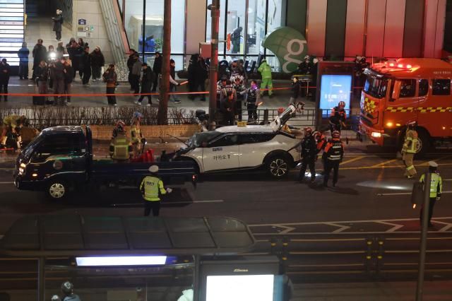 지난달 2일 오후 6시 7분경 종로구 종각역 앞 도로에서 일어난 차량 사고 현장 사진연합뉴스