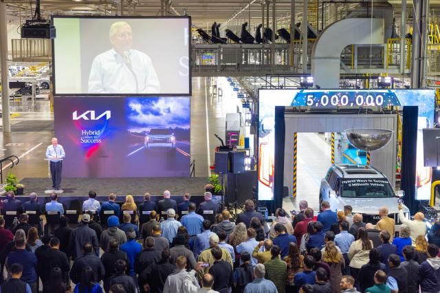 기아 조지아 공장에서 2027년형 기아 텔루라이드 HEV 출시와 공장 누적 생산 500만 대 달성을 기념하고 있다사진기아