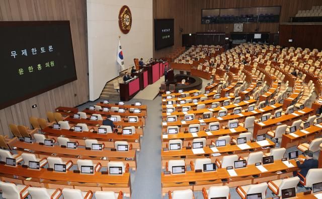 지난 24일 국회에서 열린 2월 임시국회 제8차 본회의에서 3차 상법 개정안이 상정된 후 국민의힘 윤한홍 의원이 무제한 토론필리버스터을 시작하고 있다사진연합뉴스
