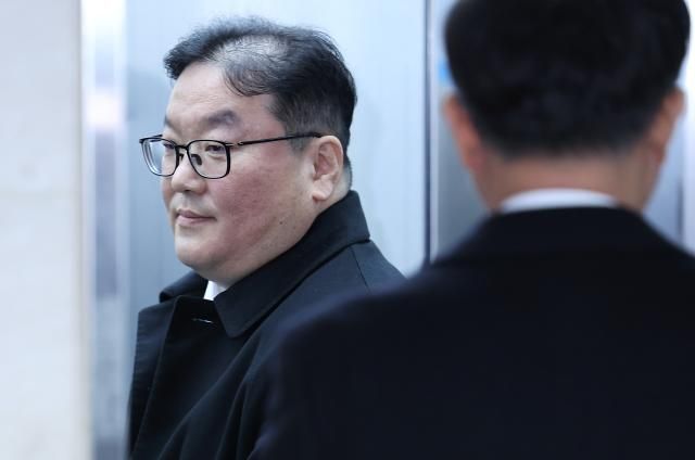 쿠팡의 퇴직금 미지급 의혹을 수사 중이던 문지석 부장검사에게 무혐의 처분 하라고 압력을 행사한 혐의를 받는 엄희준 광주고검 검사가 지난 9일 서울 서초구 안권섭 상설특별검사 사무실로 출석하고 있다 사진연합뉴스