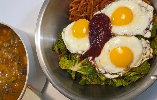 트렌드 분석 플랫폼 썸트렌드에 따르면 최근 한 달간1월 25일2월 24일 ‘봄동 비빔밥’ 관련 언급량은 전년 대비 1772 폭증했다 사진은 기자가 직접 만든 봄동 비빔밥 사진김현아 기자