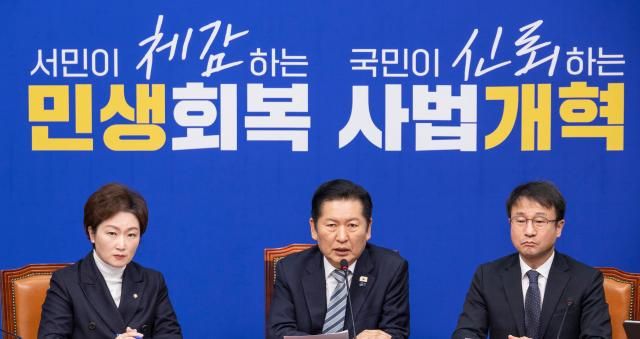 더불어민주당 정청래 대표가 25일 국회에서 열린 최고위원회의에서 사법개혁안에 대한 강한 의지가 담긴 발언을 하고 있다사진연합뉴스