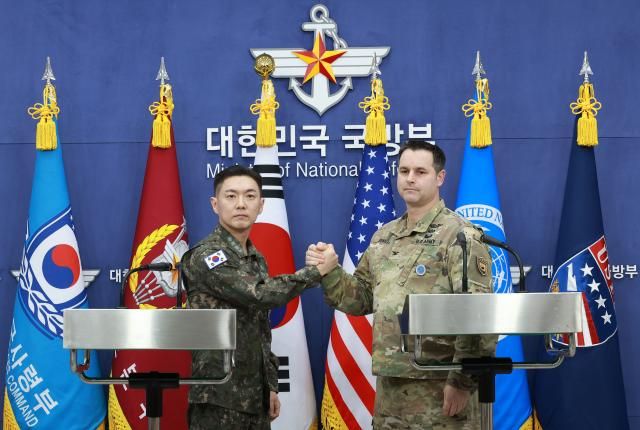 장도영 합동참모본부 공보실장과 라이언 도날드 주한미군사 공보실장이 25일 서울 용산구 국방부에서 2026 자유의방패FS 연습 계획을 발표한 후 손을 맞잡고 있다 사진연합뉴스 