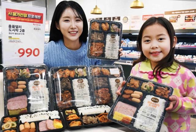 모델들이 19일 서울 등촌동 ‘홈플러스 메가 푸드 마켓’ 라이브 강서점에서 ‘홈플델리 고추장간장불고기 도시락’과 ‘홈플델리 햄소시지 도시락’ 990원 행사를 소개하고 있다사진홈플러스