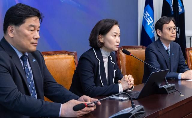 조국혁신당 공천관리위원회 부위원장인 이해민 사무총장이 25일 국회에서 6·3 지방선거 공천 심사 기준을 발표하고 있다 사진연합뉴스