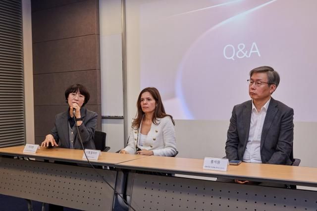 25일 에릭슨 코리아 기자간담회에서 관계자들이 기자들의 질문에 답변을 하고 있다 왼쪽부터 이지현 네트워크 총괄 시벨 톰바즈 CEO 홍석원 CSS 총괄 사진에릭슨코리아